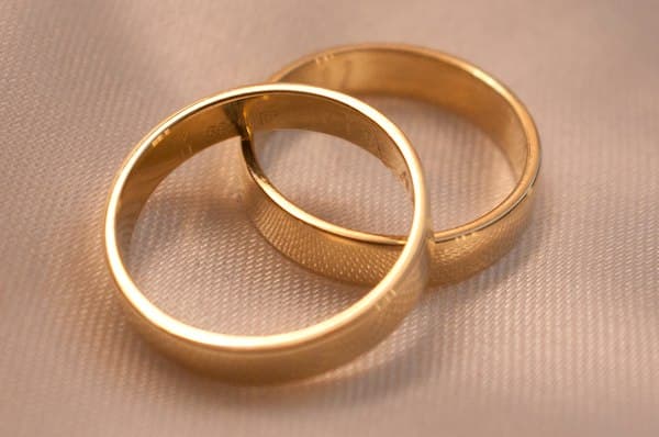 Heavy 22K Gold Signet Rings: Symbolism, Family Crests, and Daily Style
